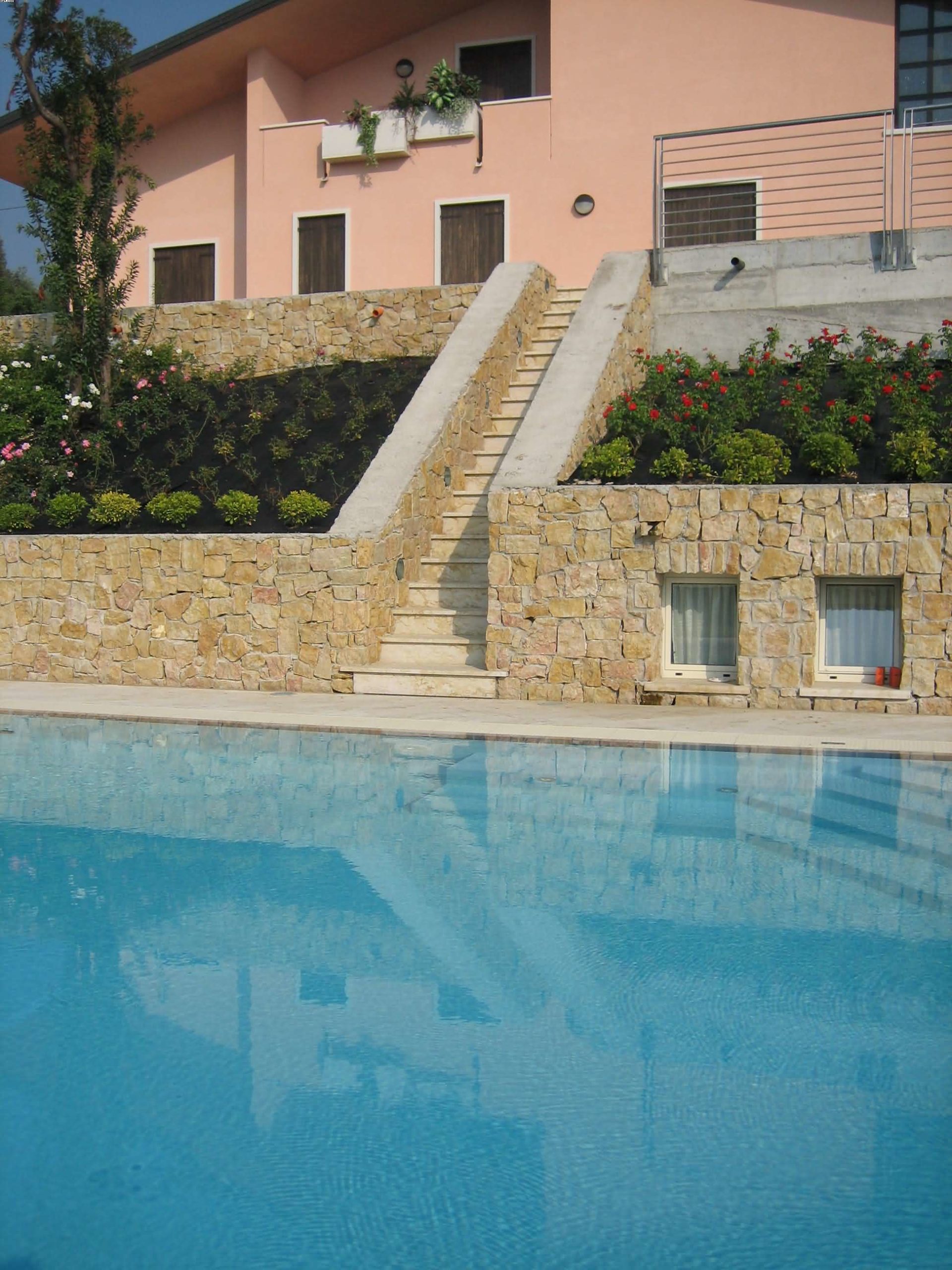 piscina privata in marmo giallo fasani celeste marmi (3)